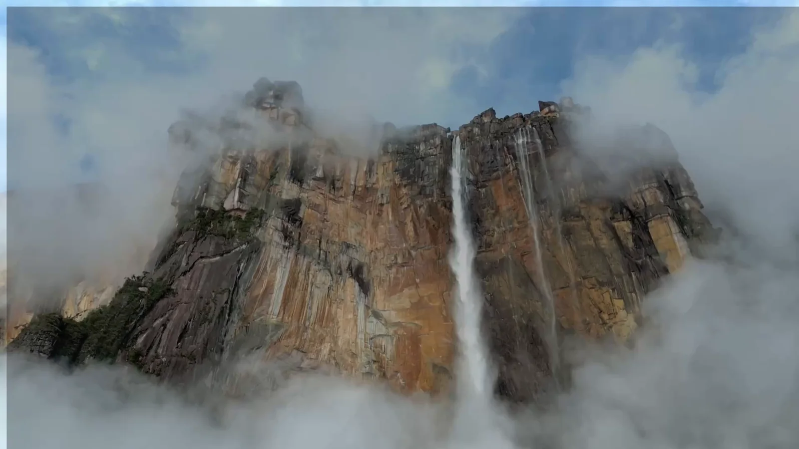 Tepuy y cascada entre nubes en el recurso visual Salto Ángel